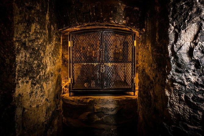 90min Underground Whisky Tasting in Edinburgh's Old Town - Finding the meeting point and getting started on time