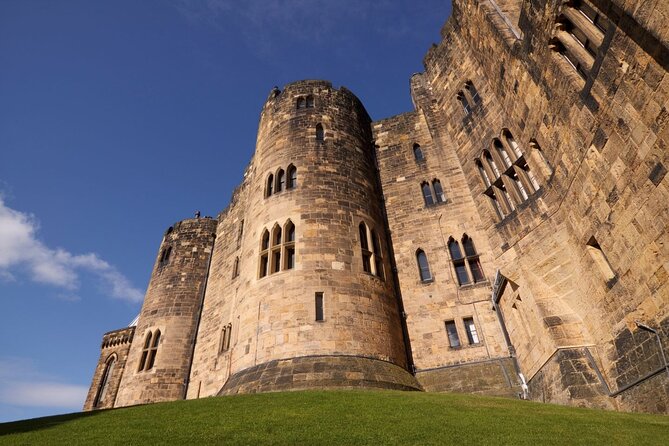 Alnwick Castle and Rosslyn Chapel Day Tour from Edinburgh - Guides Are the Difference: Pete, Magnus, Alia, and Georgie’s Style