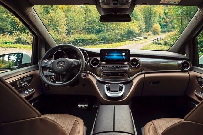Arrival Transfer Edinburgh Airport EDI to Edinburgh by Minivan - Finding your chauffeur at EDI, with a name sign and real backup options