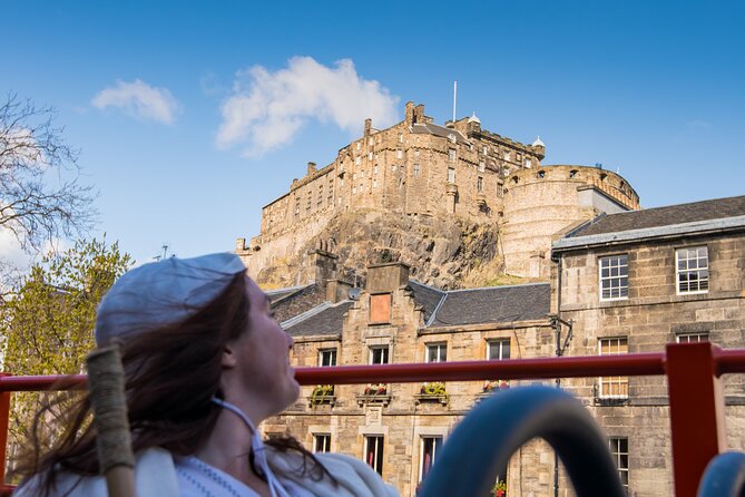 Big Bus Edinburgh Hop-On Hop-Off City and Britannia Bus Tour - Audio commentary, headphones, and the reality of syncing to the street