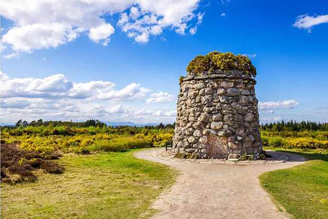 Clan Tour - OUTLANDER series and Loch Ness - Urquhart Castle ruins: what you get with the paid admission