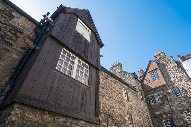 Curious Tales of the Royal Mile - Private Walking Tour - From the main street to the side lanes: pets, fake news, and political squabbles