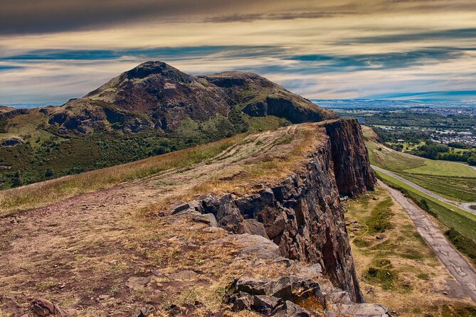 Edinburgh: Arthur's Seat Hike with Local Guide - Meeting point at Holyroodhouse: start early and plan for the toilets