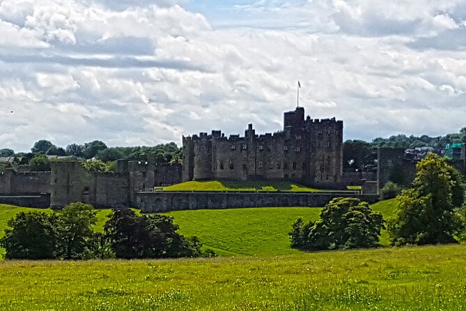 Edinburgh: Bamburgh, Northumberland & Alnwick Winter Adventure - Why the driver-guide narration can make or break the day
