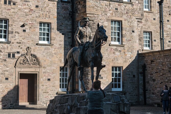 Edinburgh Castle Guided Walking Tour & Holyrood Palace Ticket - Meeting at Advocate’s Close, then up to Castle Rock