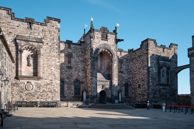 Edinburgh Castle Guided Walking Tour & Holyrood Palace Ticket - Edinburgh Castle with a guide: what you actually get out of the 90 minutes