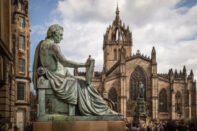 Edinburgh Castle & Royal Mile Walking Tour – Ticket Included