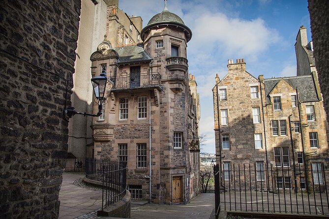 Edinburgh Castle & Royal Mile Walking Tour - Ticket Included - Victoria Street and Grassmarket, Past Meets Pretty Street Views