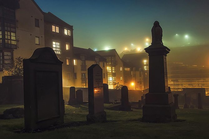 Edinburgh Darkside Walking Tour: Mysteries, Murder and Legends - Canongate Kirkyard (or Canongate Kirk): a 17th-century alternative with real gravitas