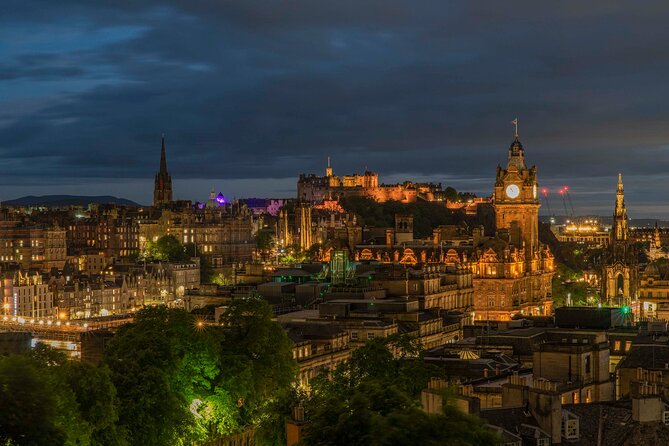 Edinburgh Ghost Tour: Mysteries, Legends and Murders - Small group size: up to 35 people with one guide