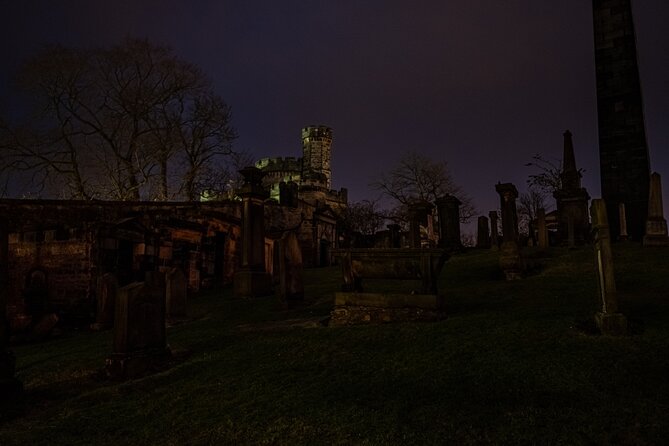 Edinburgh Ghost Tour: Mysteries, Legends and Murders - The opening stop: corpses, black-market trade, and Burke and Hare