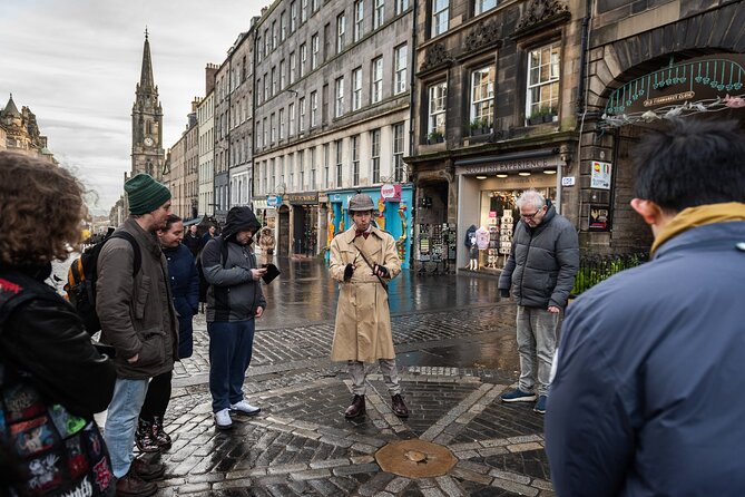 Edinburgh Historical Gems Tour with Whisky & Local Flavours - Canongate and its closes: the quieter side of the Royal Mile