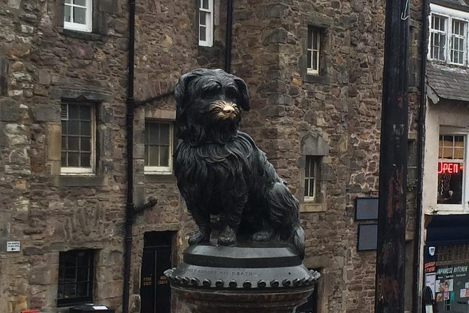 Edinburgh: History Lovers Old Town Walking Tour - Moving through the Old Town lanes: the story threads the quarter
