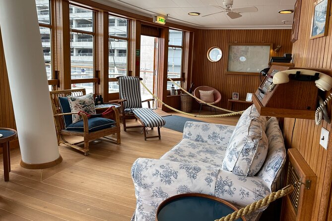 Edinburgh Luxury Private Day Tour from Edinburgh - Palace of Holyroodhouse: a photo-focused royal stop with multimedia time