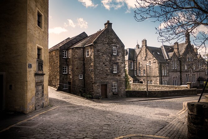 Edinburgh: Old Town's Highlights Walking Tour - Grassmarket Square, Modern Pubs With Old Shadows