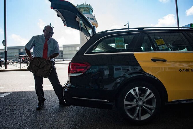 Edinburgh Private Transfer from Edinburgh city centre to Edinburgh Airport - Premium Sedan or Minivan, Chosen for Your Group and Luggage