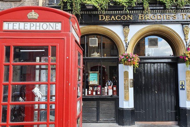Edinburgh Private Walking Tour - Advocate’s Close, Old Town to New Town views plus a chamber pot scare