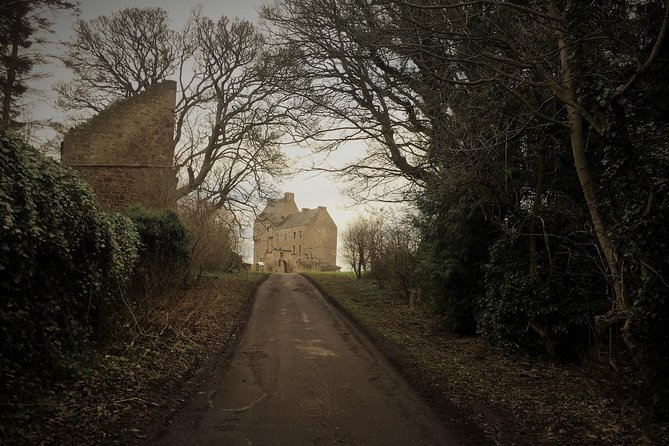 Edinburgh: The Outlander, Palaces & Jacobites Tour - Tour pace, group size, and how the bus ride supports the day