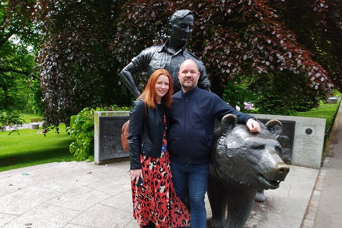 Edinburgh: The People's Story - Private Walking Tour - Stop 5: Mercat Cross, announcements, markets, and the unicorn clue