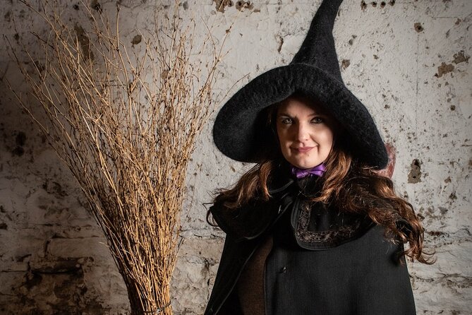 Edinburgh: Witches & Haunted History Walking Tour - Stop 3: Lady Stairs House courtyard, gruesome details, and a poet connection