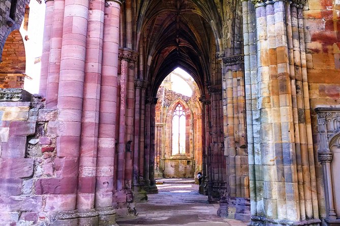 From Edinburgh: 1-day Outlander Tour - attractions included - Linlithgow Palace: the royal ruin stop for a long lunch pause