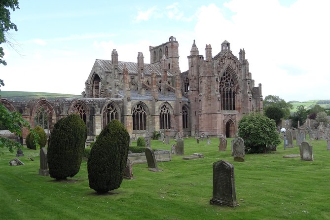 From Edinburgh: 1-day Outlander Tour - attractions included - Getting started in Edinburgh: meeting point and timing