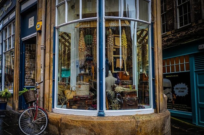 Guided 60-Minute Photography and sightseeing Tour in Edinburgh - Stop 3: Greyfriars Bobby, storytelling plus Instagram editing basics