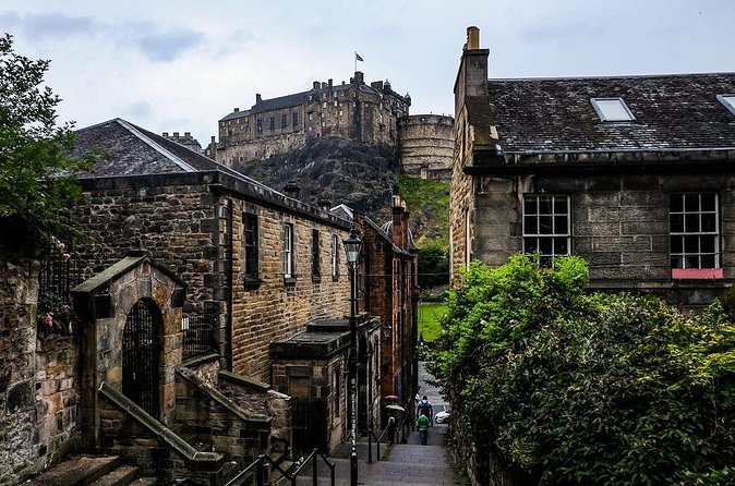 Guided 60-Minute Photography and sightseeing Tour in Edinburgh - Stop 4: Bakehouse Close, turning photos into discoverable posts