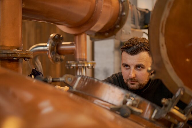 Official Guided Distillery Tour and Whisky Tasting near Edinburgh - Guide matters: how names like Eva and Victor shape the experience