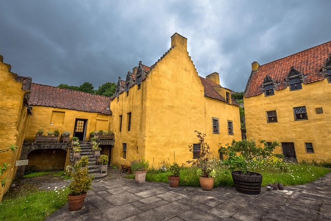 Outlander Film Locations Day Trip from Edinburgh - Stop 4: Blackness Castle as Fort William, plus wind factor
