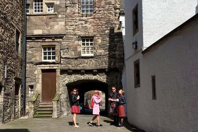 Outlander Walking Tour of Edinburgh's Old Town - Weather, shoes, and the 90-minute walking reality