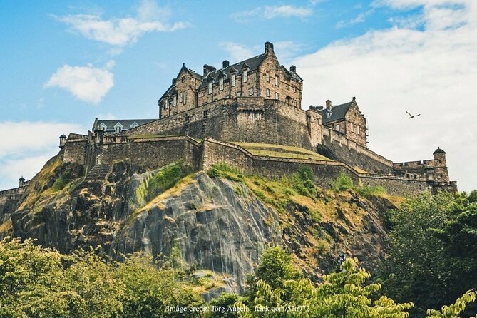 Private 4h Walking Tour in Edinburgh with Edinburgh Castle Tour - City Chambers and Victoria Street: council stories and Harry Potter charm