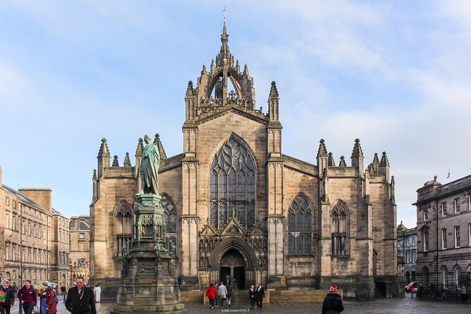 Private 4h Walking Tour in Edinburgh with Edinburgh Castle Tour - 3 hours, one meeting point, and a walk with real steps