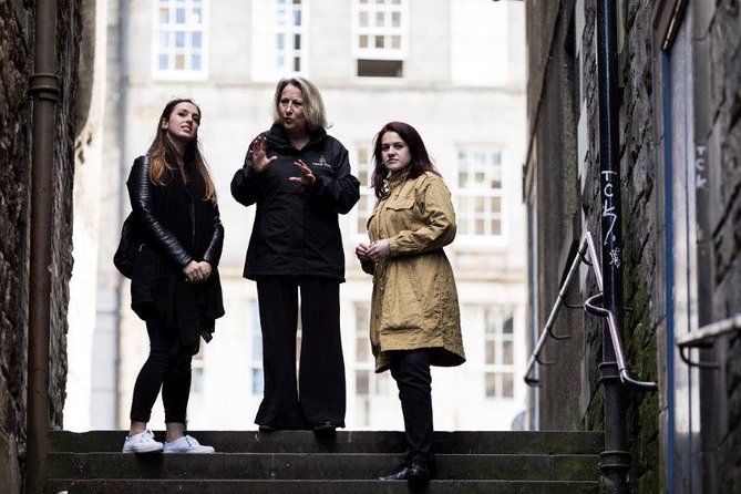Royal Mile and Edinburgh Castle - Small Group Walking Tour - Old Town on foot: the closes, wynds, and the stories behind them