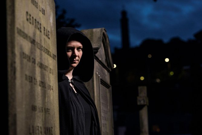 Small Group Edinburgh Underground Vaults & Graveyard Ghost Tour - Mercat Cross at Night, Getting the Creepy Context Fast