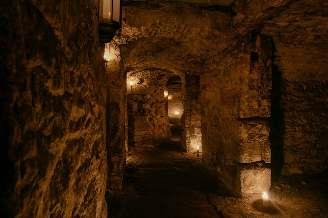 Small Group Ghost Tour incl. Underground Vaults & free drink in Megget's Cellar - Starting at Mercat Cross on High Street: the “mob” atmosphere