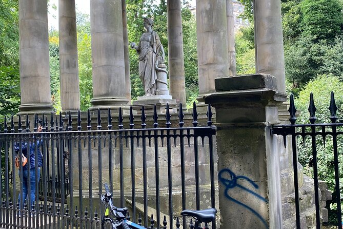 Stunning Edinburgh E-bike Tour max 10 people small group - Holyrood House Palace: what you’ll see without paying for entry