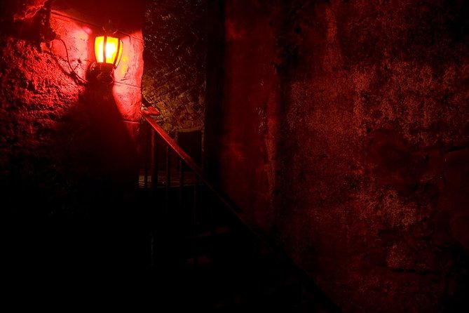Terror Walking Tour in Edinburgh - Stop in Edinburgh Old Town, where the guide sets the dark tone fast