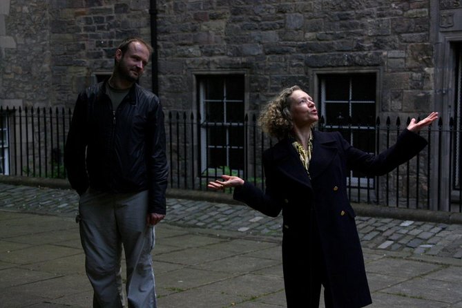 The Edinburgh Literary Pub Tour - The performance rhythm: recitations, character play, and laughs that keep it moving
