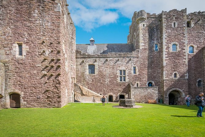 The Outlander 1 Day Experience - Linlithgow Palace Ruins and Wentworth Prison: Mary Queen of Scots to Black Jack Randall