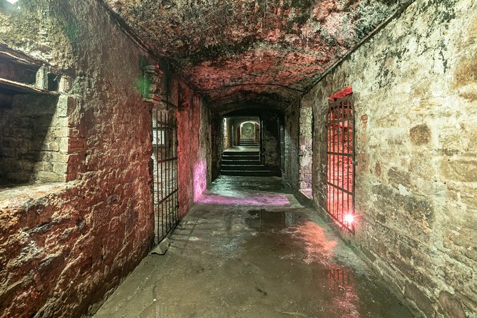 Underground Vaults Walking Tour in Edinburgh Old Town - Meeting at 300 Lawnmarket and How the 1-Hour Tour Flows