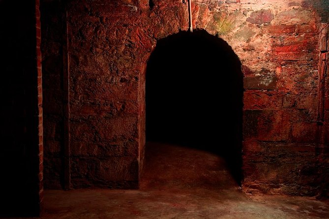 Underground Vaults Walking Tour in Edinburgh Old Town - Group Size, Crowding, and Why Hearing the Guide Matters
